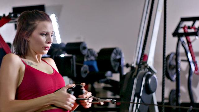 Скарлет сосет в спортзале и дает в догги