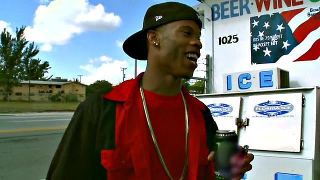 White top bangs Black dude in public outdoor parking lot with his bare feet