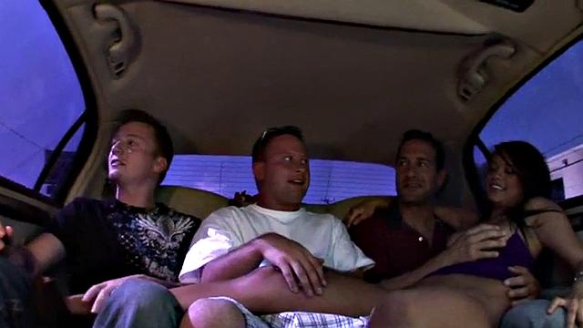 горячая брюнетка в тройничке: скачет и сосёт без остановки