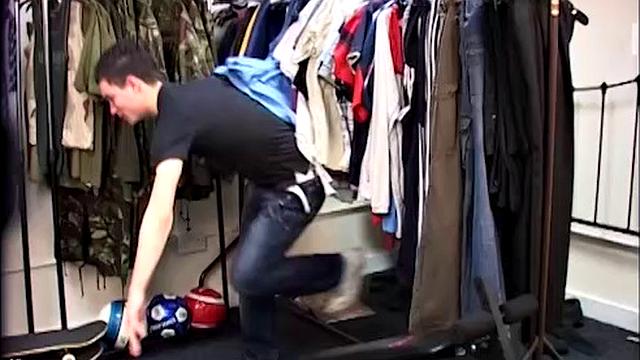 Алек и Скотт трахаются без резинки в примерочной - Алец и Скотт