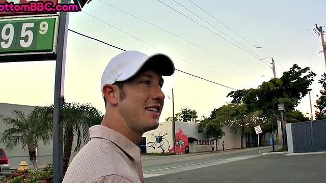 черный красавчик огребает беспощадно прямо в магазине