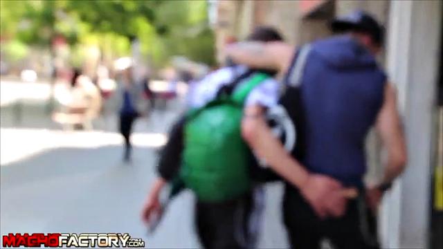 Кольдо находит Pigboy на чердаке в Барселоне и выпускает свой большой твёрдый член. - Кольдо трахает Pigboy
