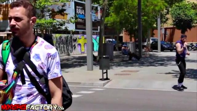 Кольдо находит Pigboy на чердаке в Барселоне и выпускает свой большой твёрдый член. - Кольдо трахает Pigboy