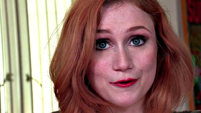 Яркая рыжая в очках зарядила страстью: глубокий минет и дрочка в сексуальном платье