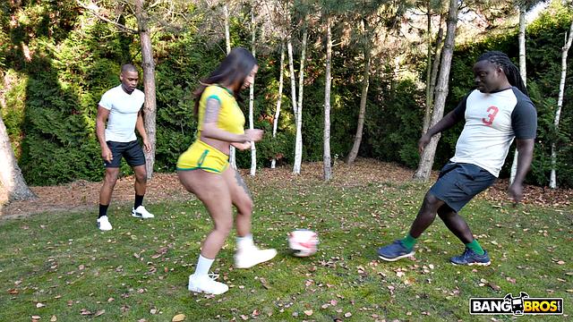 витория получает двойной анал от двух парней после тренировки