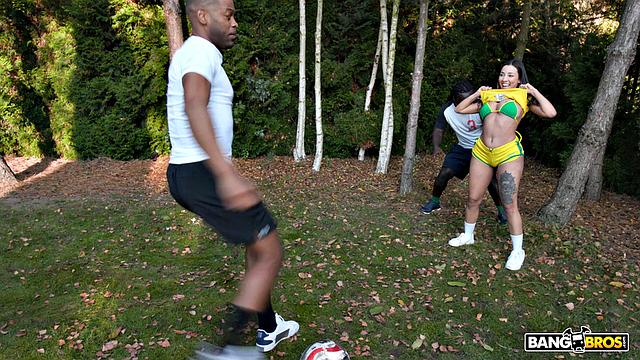 витория получает двойной анал от двух парней после тренировки