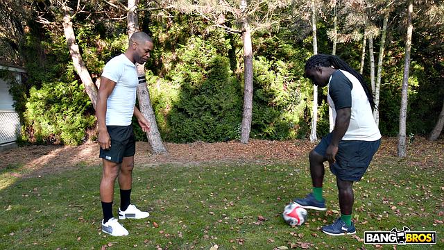 витория получает двойной анал от двух парней после тренировки