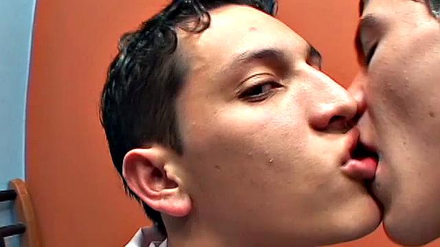 Латинский мачо Эдисон Хавьер без стеснения трахает по-мужски