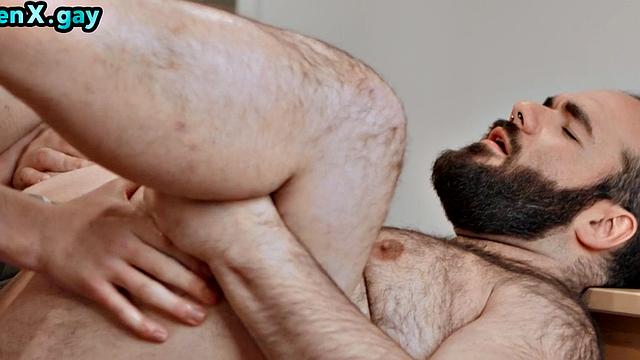 толстый волосатый мужик получает голый анал от худого твинка