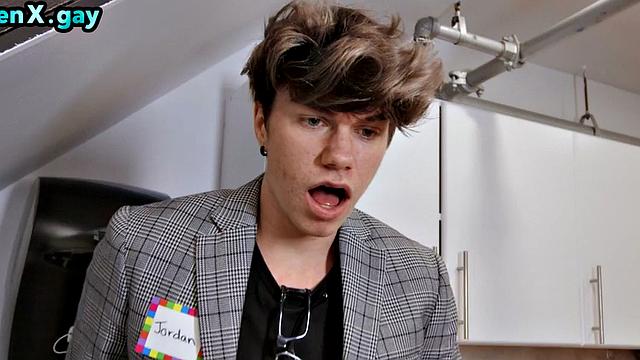 толстый волосатый мужик получает голый анал от худого твинка