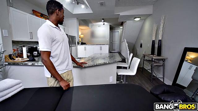 Массаж для сочной Yum Thee Boss с глубоким проникновением и шикарной развязкой на лицо.