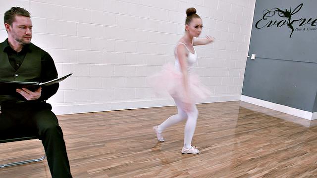 рыжая балерина садится на член и ловит густой заряд на подбородок