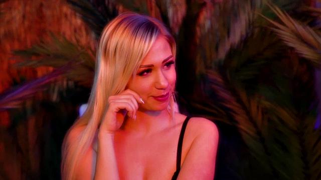 горячий тройничок с зрелой и двумя малышками на вечеринке