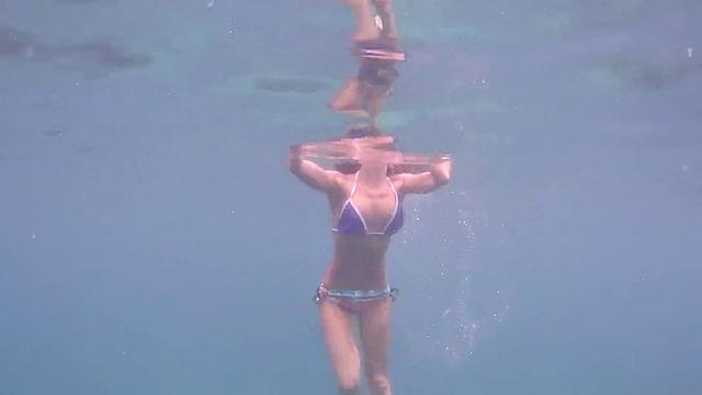 гина герсон соблазняет на пляже и трахается в юрте