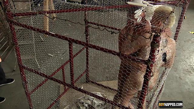 Жёсткая наказание для заключённого - Дикон Хантер, Кензи Митч и Себастьян Кейн