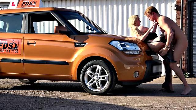 пышная британка в чулках катается на члене в авто, сидя сверху