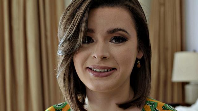 dharma jones жёстко скачет на хуе и ловит кончину dilf'а на жопу