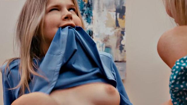 Lez MILF enjoys eating BFF pussy while scissoring