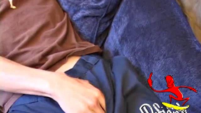 Ли Паркер хватает член и доводит до мощного конча