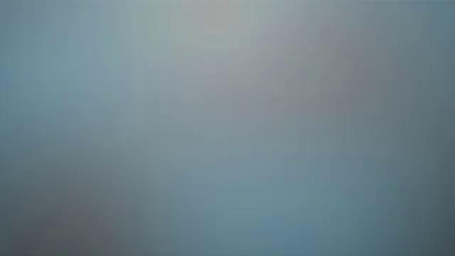 брюнетка с длинными волосами раздвигает трусики для страстного кунилингуса и получает сперму на лицо