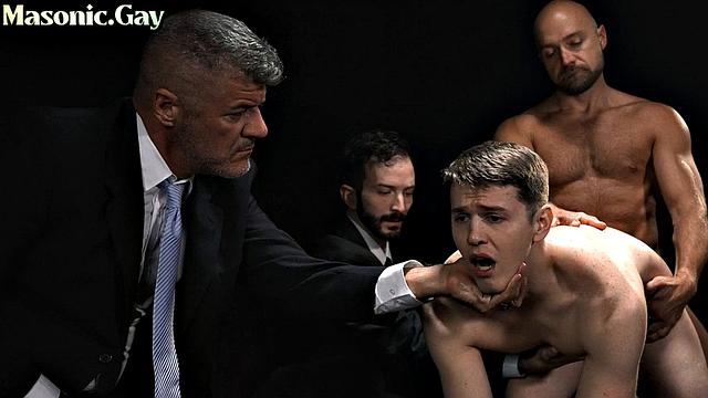 доминирующий хозяин трахается с худым парнем на глазах