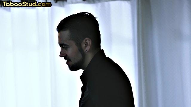 Спортивный парень яростно скачет на члене бойфренда, потом жестко трахается раком на свежем воздухе.