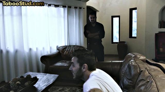 Спортивный парень яростно скачет на члене бойфренда, потом жестко трахается раком на свежем воздухе.