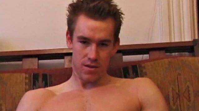 трент становится на колени и обслуживает хуи брока и айдена