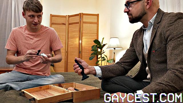 профессор разносит аудиторию огромным членом и игрушками