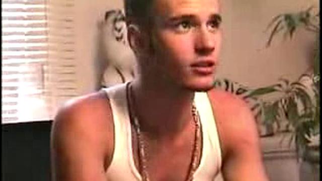 Девка не устояла перед двумя членами и жадно отсасывает обоим