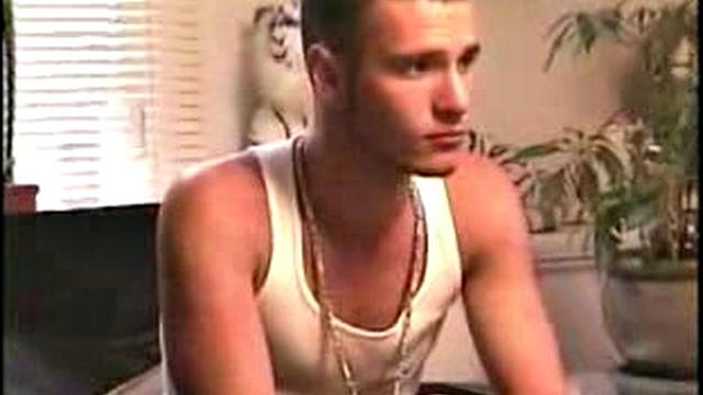 Девка не устояла перед двумя членами и жадно отсасывает обоим