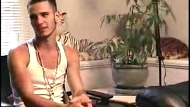 Девка не устояла перед двумя членами и жадно отсасывает обоим