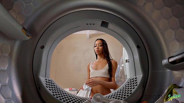 азиатка с короткими волосами скачет на большом члене в гостиной