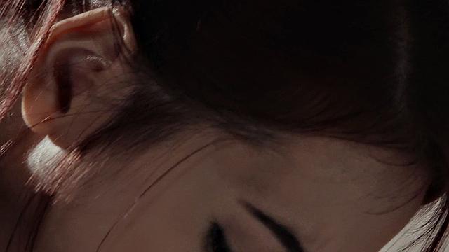 две подруги мажут друг друга маслом и ласкают киски в кровати