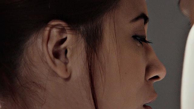 две подруги мажут друг друга маслом и ласкают киски в кровати