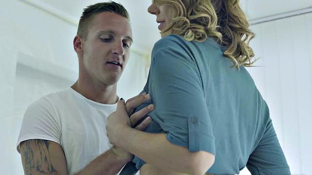 Kinky threesome with smilesy Czech babes who love to suck and ride!