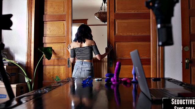 Horny petite lesbian bae pussylicking