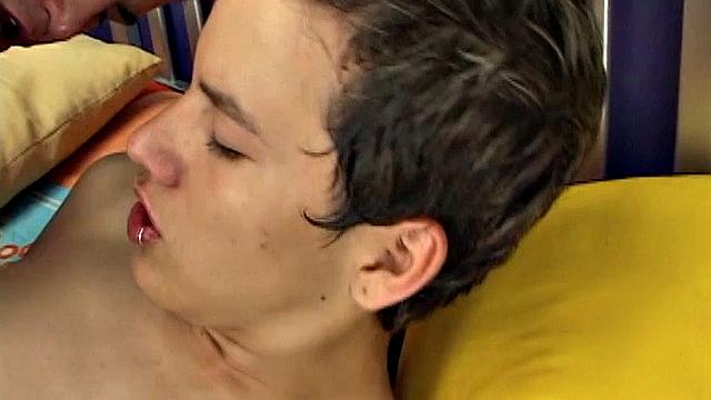 Нино и Моисес трахаются без резинки, крупный член в деле, гей-секс для взрослых мужчин.