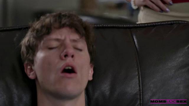 мамаша Шина Райдер скачет на члене и жадно ловит сперму в волосатую киску