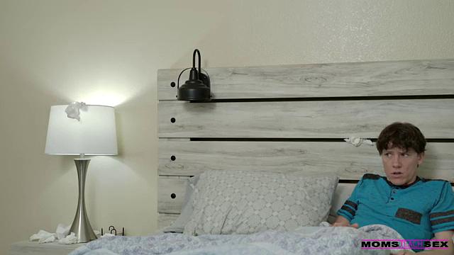 мамаша Шина Райдер скачет на члене и жадно ловит сперму в волосатую киску