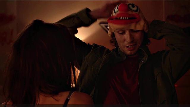 Сара Голдберг разрывает блузку и страстно соблазняет в спальне