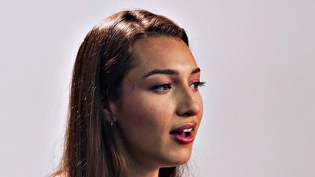 длинноногая красотка доводит себя до дрожи от оргазма