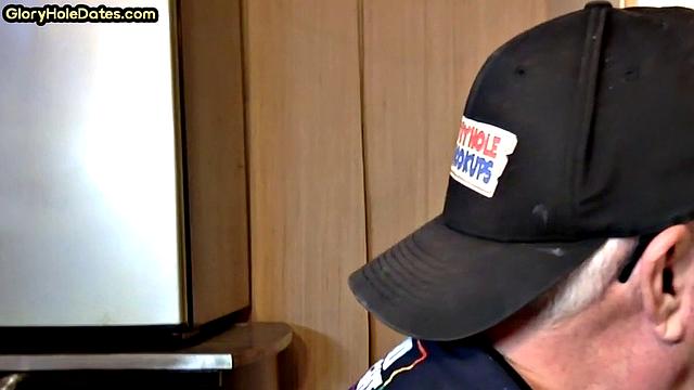 зрелый мужик не сдерживается у дырки и заглатывает чужой член