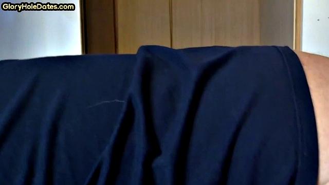 зрелый мужик не сдерживается у дырки и заглатывает чужой член