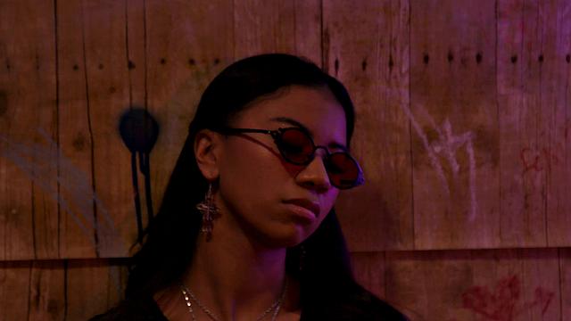 бывшая возвращается, и подруги срываются на страстный лесбийский секс