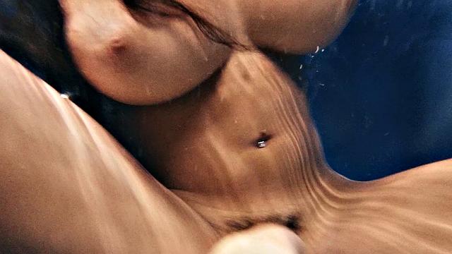 две страстные латинки кайфуют друг с дружкой в бассейне - пальчики и язык в деле