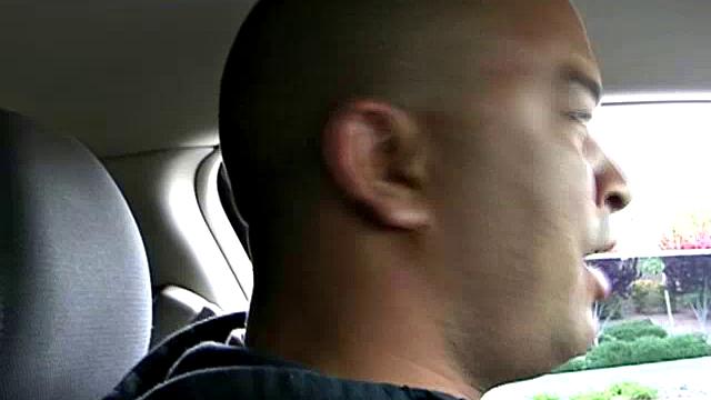 толстушка сводит с ума на парковке своими формами