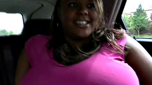 толстушка сводит с ума на парковке своими формами