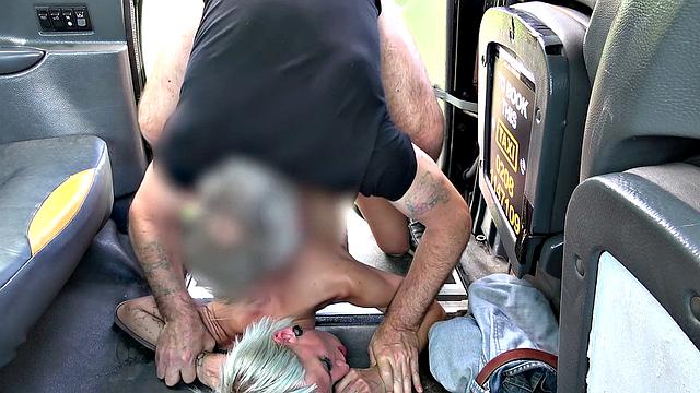 Горячая немка Луна Токсик получает мощный фэйшал в такси