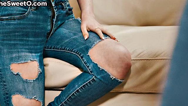 брюнетка скачет на члене и получает жёстко